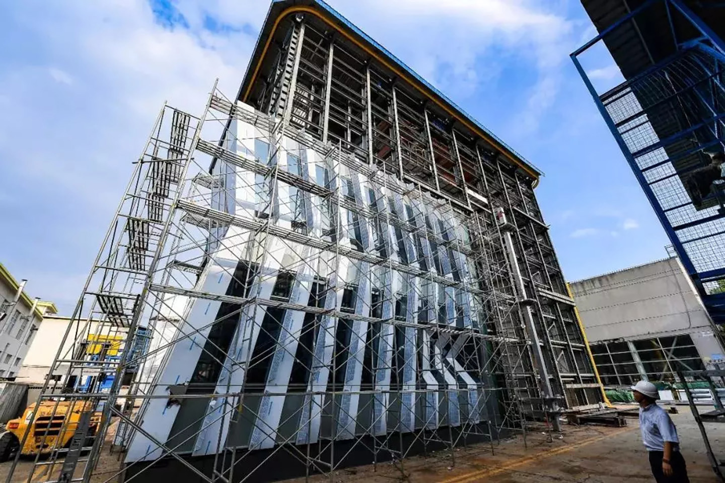 上海建科檢驗應用激光光譜儀快速檢測玻璃幕墻鋁合金框架